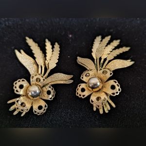 Vintage Coro Signed Clip Earrings with Gold Tone and Floral/Wheat Pattern